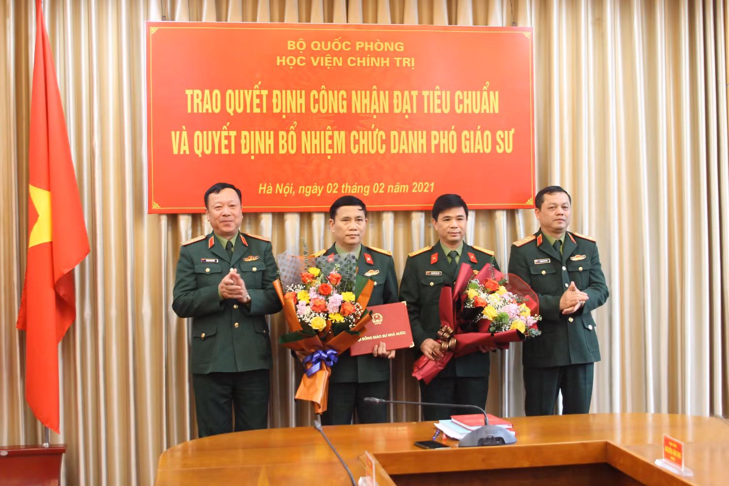 Trung tướng, Phó giáo sư, Tiến sĩ Nguyễn Văn Bạo, Giám đốc Học viện Chính trị và Thiếu tướng Phạm Tiến Dũng, Bí thư Đảng ủy, Chính ủy Học viện trao quyết định công nhận đạt tiêu chuẩn và Quyết định bổ nhiệm chức danh Phó Giáo sư cho các nhà giáo đạt tiêu chuẩn Phó Giáo sư năm 2020 của Học viện. (Ảnh do tác giả cung cấp)