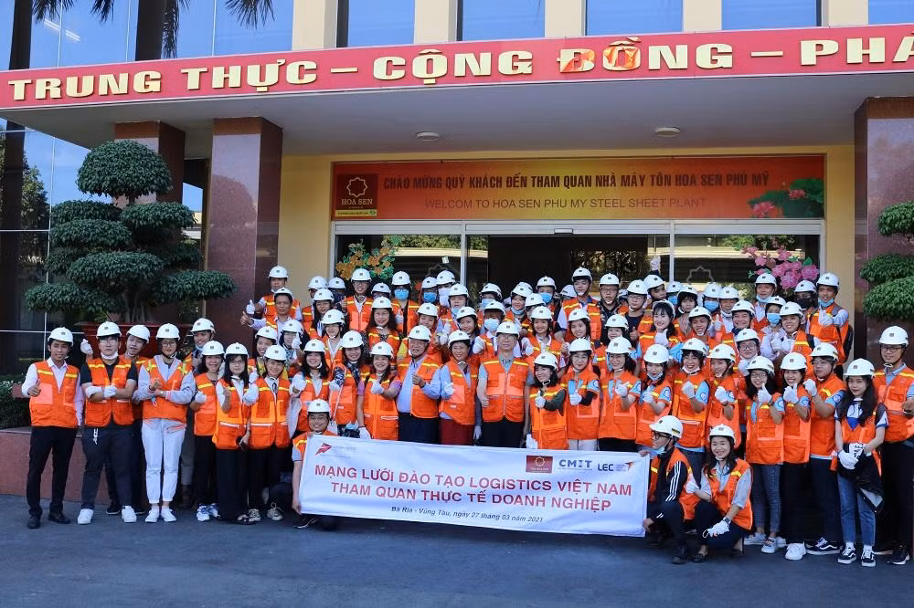 Sinh viên BVU đi tham quan nhà máy Tôn Hoa Sen Phú Mỹ.