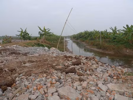 Căn nhà hai tầng của gia đình ông Vươn chỉ còn là đống gạch vỡ ngổn ngang.