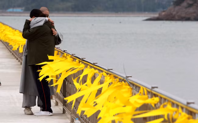 Nỗi đau mất mát và những lời cầu nguyện cho các nạn nhân đắm phà Sewol.
