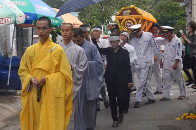 Đám tang cô quạnh của nhạc sĩ Phạm Thanh Bình. Ảnh Đời sống pháp luật. Đám tang cô quạnh của nhạc sĩ Phạm Thanh Bình. Ảnh Đời sống pháp luật.
