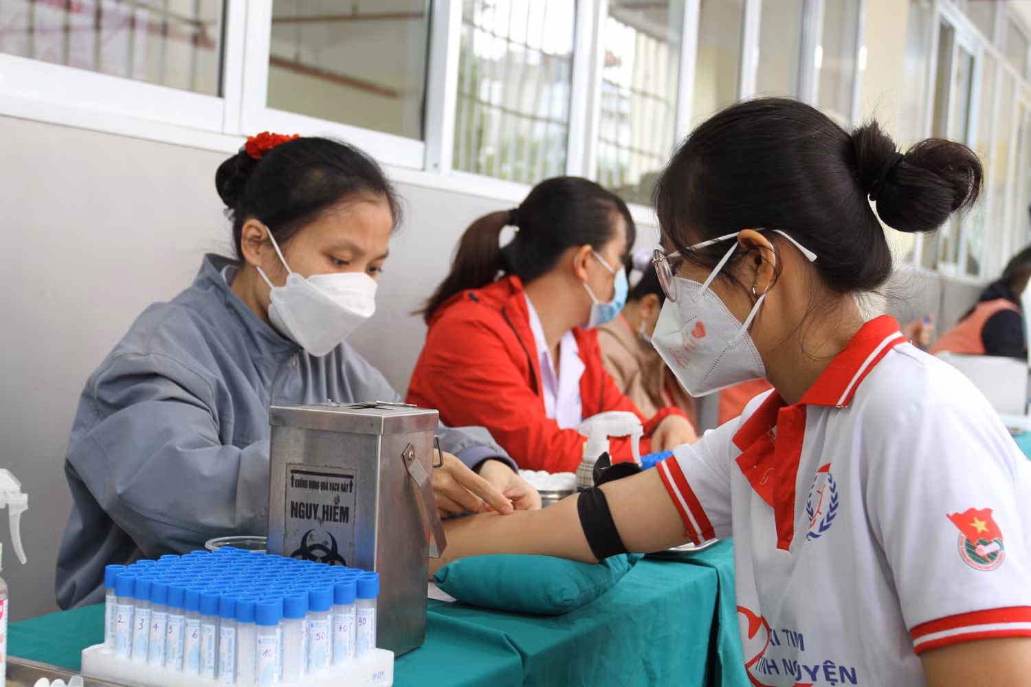 Sinh viên khám sàng lọc trước khi tham gia hiến máu (Ảnh: Phương Linh)