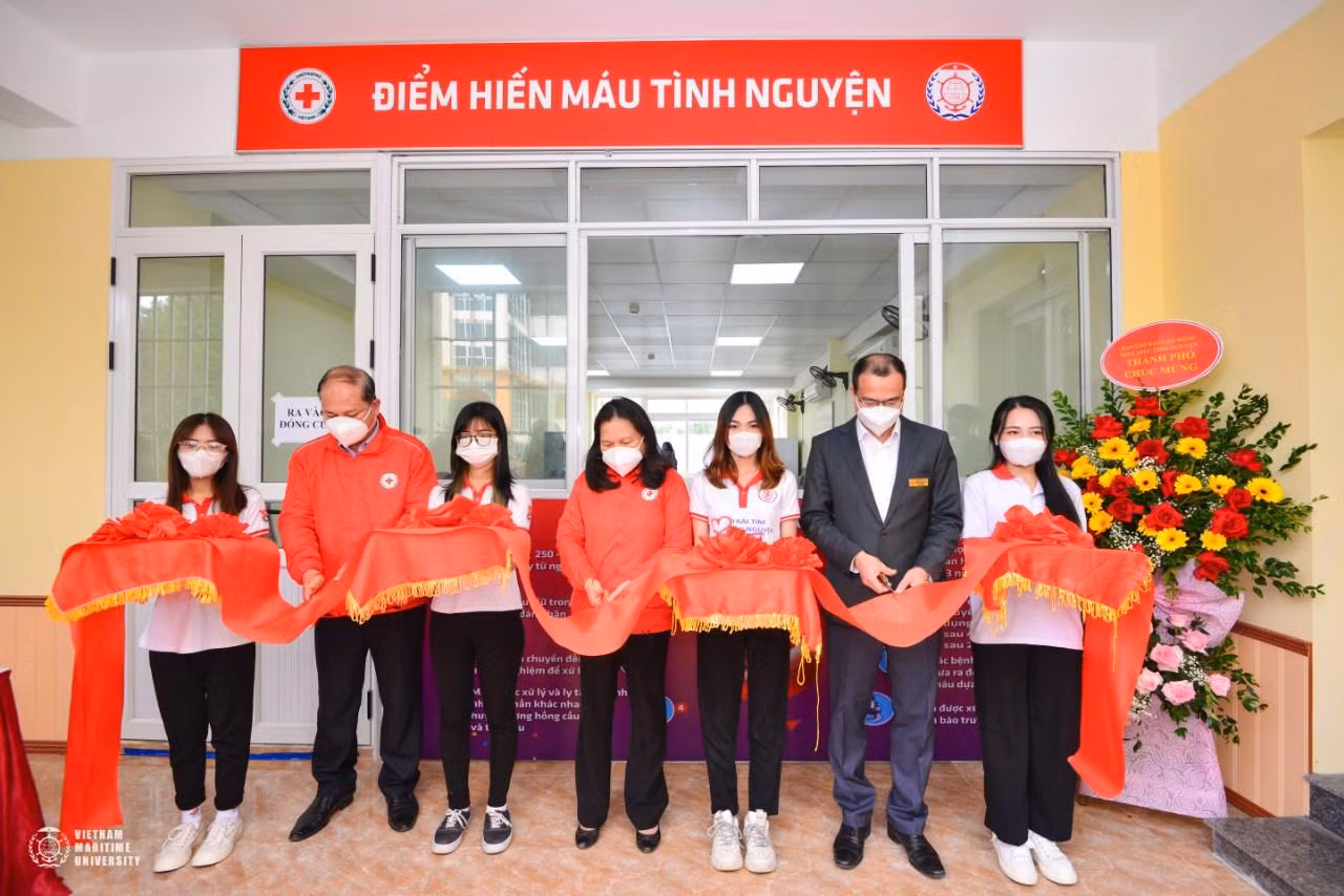 Đại diện Hội chữ thập đỏ thành phố cùng trường Đại học Hàng hải Việt Nam cắt băng khai trương "Điểm hiến máu cố định" (Ảnh: CTV)