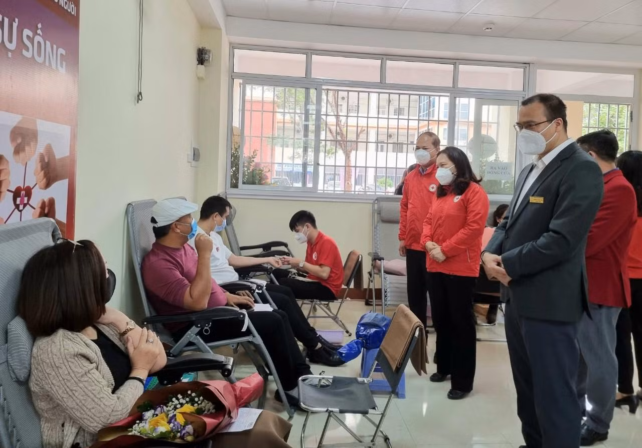 Đại diện Hội chữ thập đỏ thành phố cùng ban giám hiệu nhà trường động viên các tình nguyện viên hiến máu (Ảnh: Phương Linh)