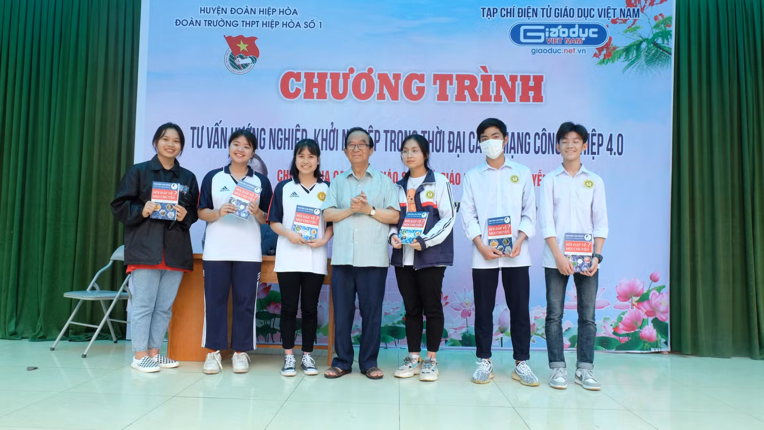 Những món quà ý nghĩa của Giáo sư Nguyễn Lân Dũng dành cho các em học sinh trong phần giao lưu.