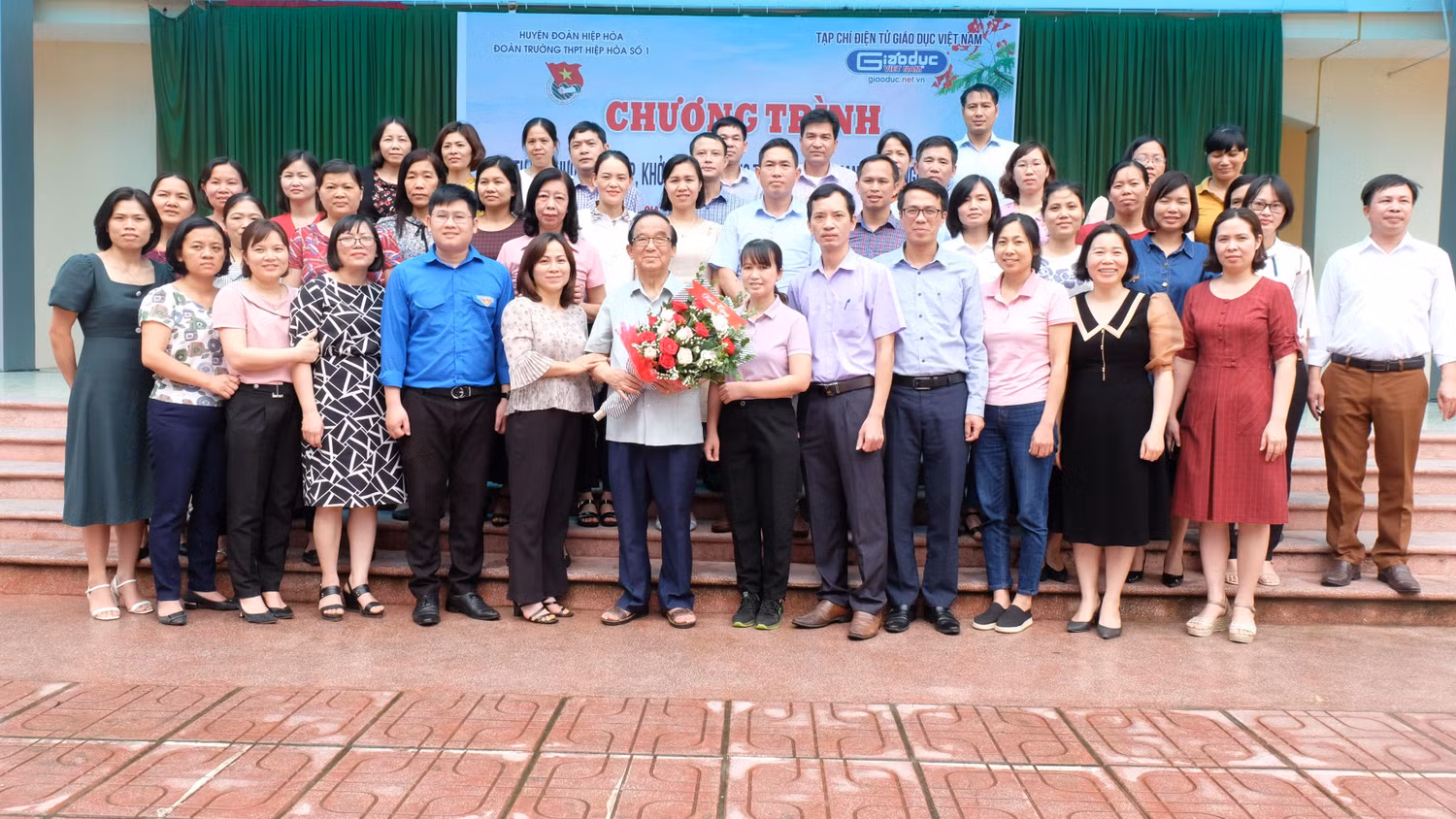Tập thể giáo viên trường Trung học phổ thông Hiệp Hòa số 1 chụp ảnh lưu niêm cùng Giáo sư Nguyễn Lân Dũng.