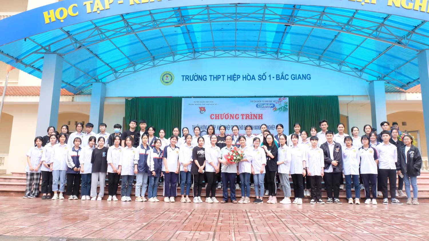 Các bạn lớp trưởng, bí thư đoàn trường Hiệp Hòa số 1 chụp ảnh lưu niệm cùng Giáo sư Nguyễn Lân Dũng.