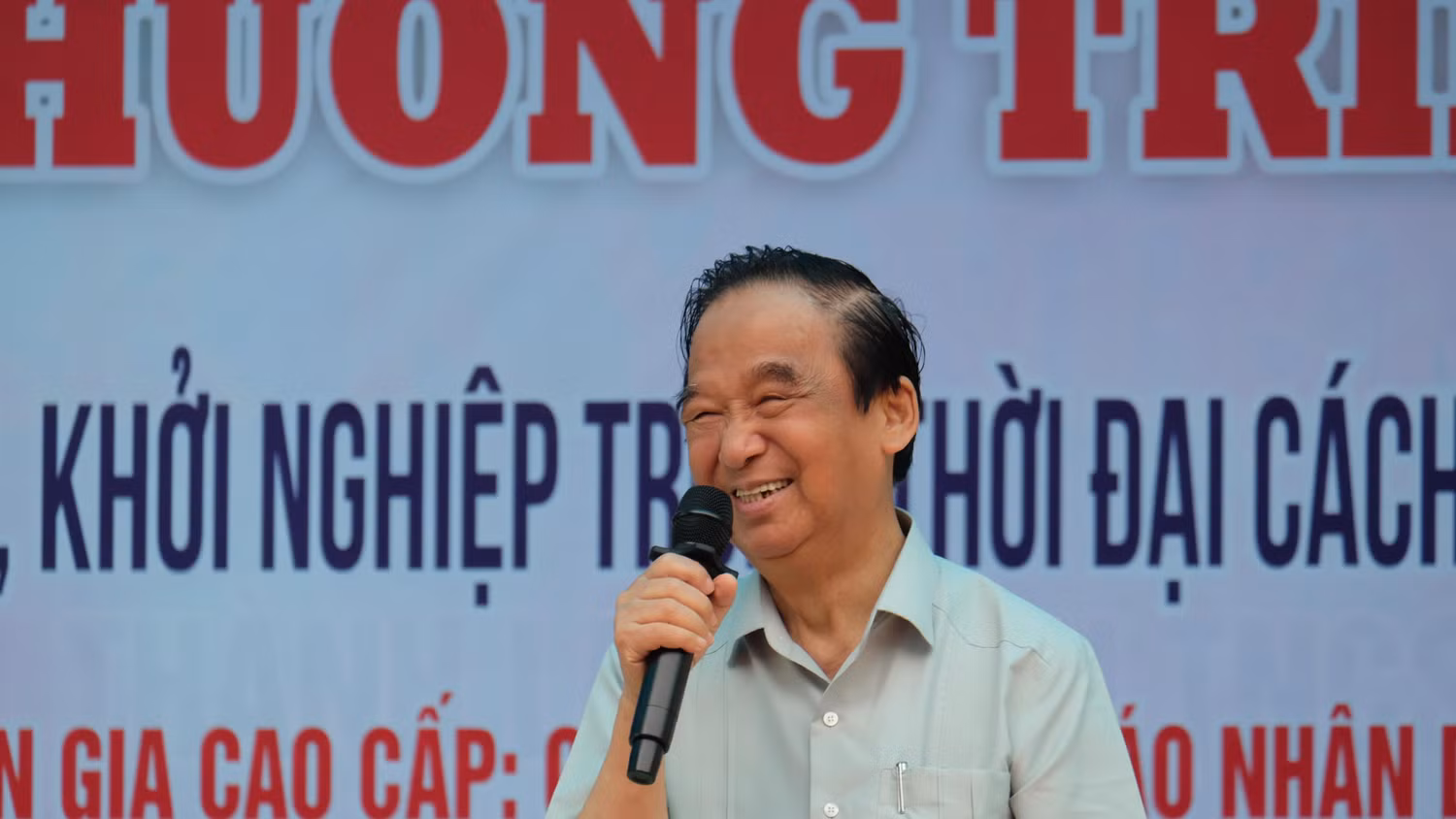 Giáo sư Nguyễn Lân Dũng trong buổi hội thảo ở trường Trung học phổ thông Hiệp Hòa số 1