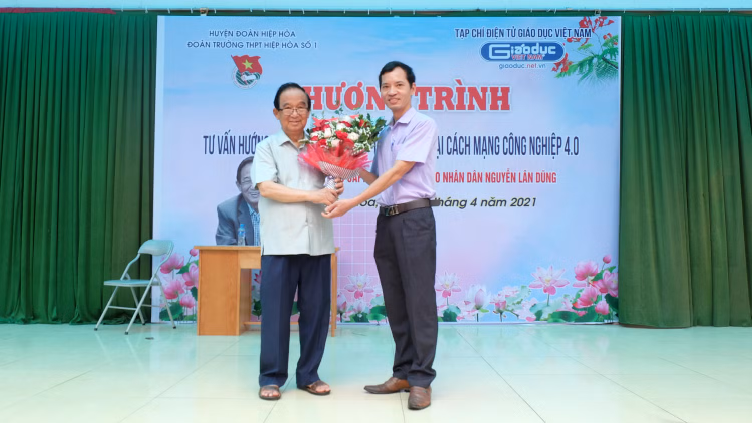 Thay mặt Ban giám hiệu nhà trương, thầy giáo Nguyễn Cao Cường tặng hoa và gửi lời cảm ơn đến Giáo sư Nguyễn Lân Dũng và đơn vị tổ chức.