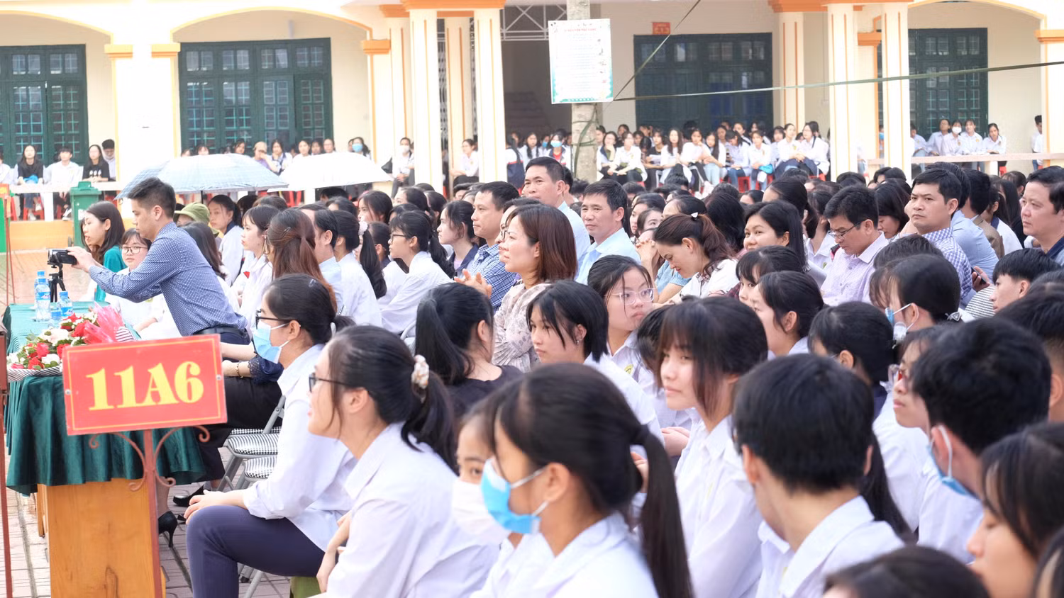Hơn 1.500 em học sinh trường Hiệp Hòa số 1 đã chú ý lắng nghe Giáo sư Nguyễn Lân Dũng trình bày trong buổi hội thảo.