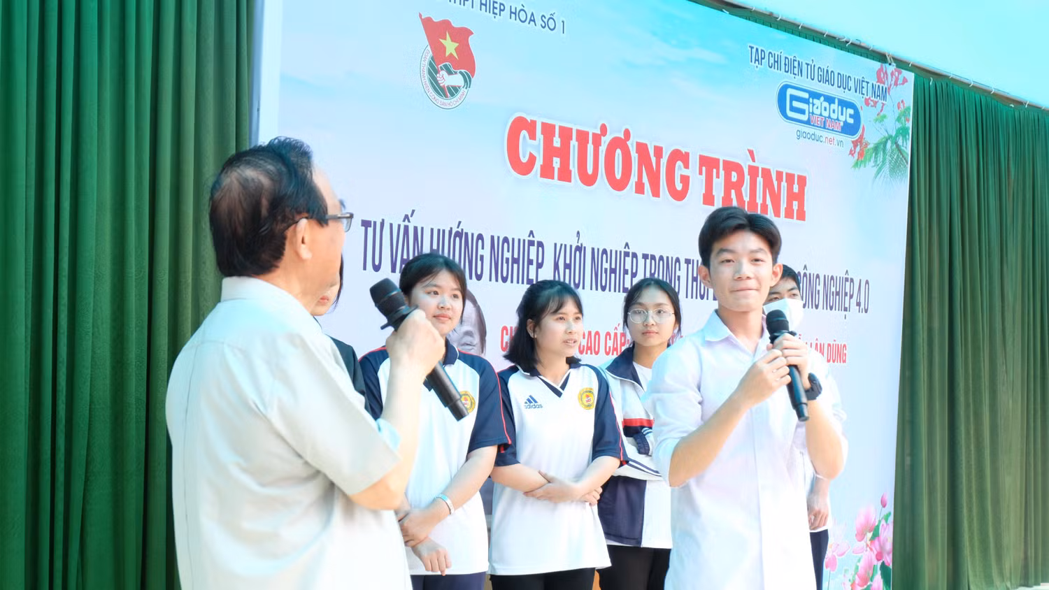 Các em học sinh trường Trung học phổ thông Hiệp Hòa số 1 hào hứng giao lưu với Giáo sư Nguyễn Lân Dũng
