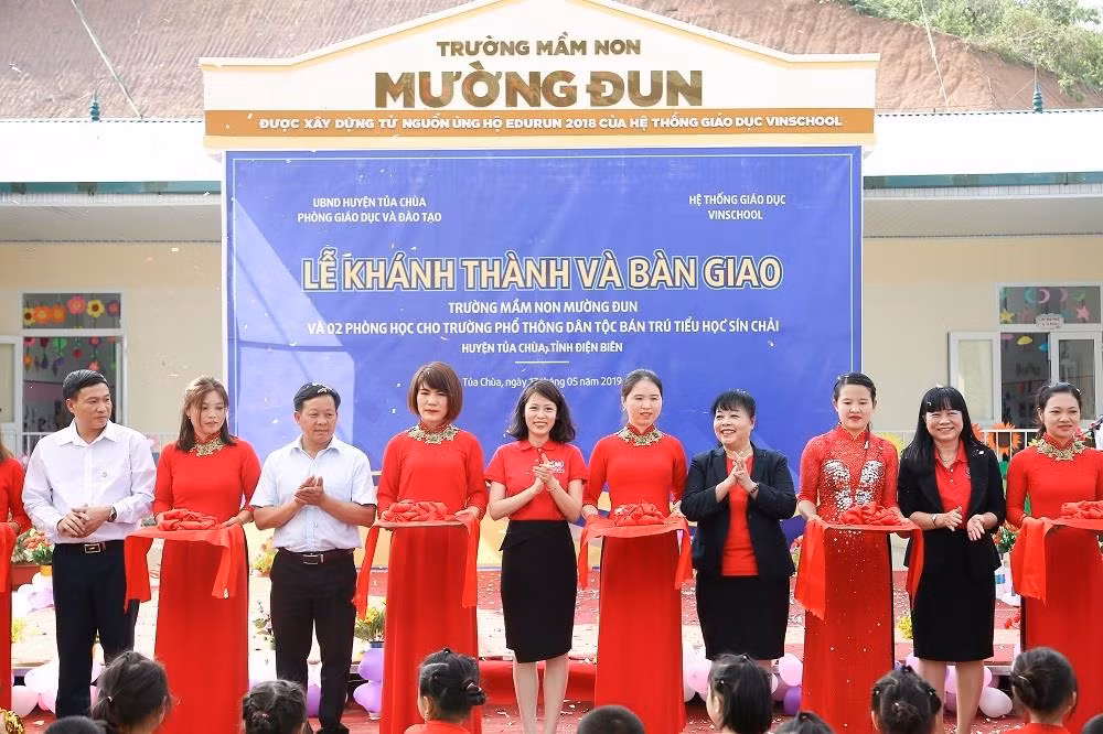 Chỉ sau hơn 6 tháng kể từ ngày khởi công, công trình Trường Mầm non Mường Đun, và 2 phòng học cho Trường Tiểu học Sín Chải đã hoàn thành trong niềm vui hân hoan của thầy và trò Điện Biên đúng vào dịp đại lễ Kỷ niệm 65 năm chiến thắng Điện Biên Phủ lịch sử.