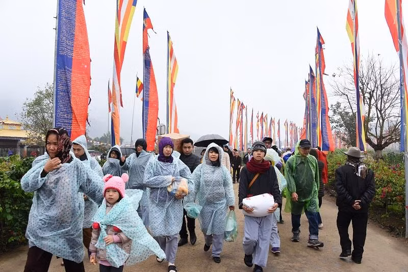 Đội mưa xuân để đến tham gia Pháp hội cầu siêu cho chư hương linh và cầu an tại Bảo tháp Tây Thiên