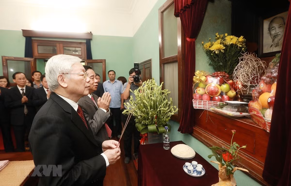 Tổng Bí thư, Chủ tịch nước Nguyễn Phú Trọng kính cẩn dâng hương, tưởng nhớ và tri ân công lao to lớn của Chủ tịch Hồ Chí Minh. (Ảnh: Lâm Khánh/TTXVN) Tổng Bí thư, Chủ tịch nước Nguyễn Phú Trọng kính cẩn dâng hương, tưởng nhớ và tri ân công lao to lớn của Chủ tịch Hồ Chí Minh. (Ảnh: Lâm Khánh/TTXVN)
