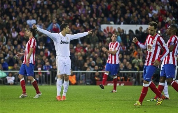 Nhưng Ronaldo lại tiếp tục khiến hàng thủ đội chủ nhà phải khóc hận... Nhưng Ronaldo lại tiếp tục khiến hàng thủ đội chủ nhà phải khóc hận...
