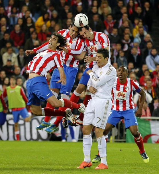 Trận derby diễn ra khá căng thẳng. Ronaldo luôn bị hậu vệ của Atletico theo sát. Trận derby diễn ra khá căng thẳng. Ronaldo luôn bị hậu vệ của Atletico theo sát.
