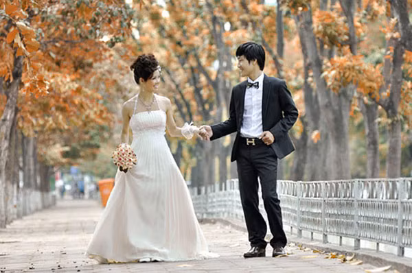1. Đường đôi Kim Mã Được mệnh danh là “Con đường lãng mạn nhất Hà Nội”, tại bất kỳ thời điểm nào trong năm, con đường này cũng có những nét đẹp riêng khó cưỡng. Mùa xuân với chồi non đỏ rực của những tán bằng lăng san sát, mùa hè là thảm cỏ xanh mướt trong ánh nắng vàng, mùa thu là thảm lá vàng lưu luyến bước chân qua, và cả mùa đông, sự khẳng khiu, trần trụi của hàng cây khô cũng tạo nên sức hấp dẫn của con đường này.