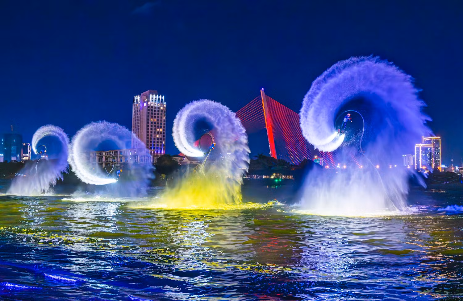 Các vận động viên Flyboards và những màn “họa thủy” thăng hoa trong âm nhạc, ánh sáng của show diễn Symphony of River. Ảnh: Team Kim Liên.