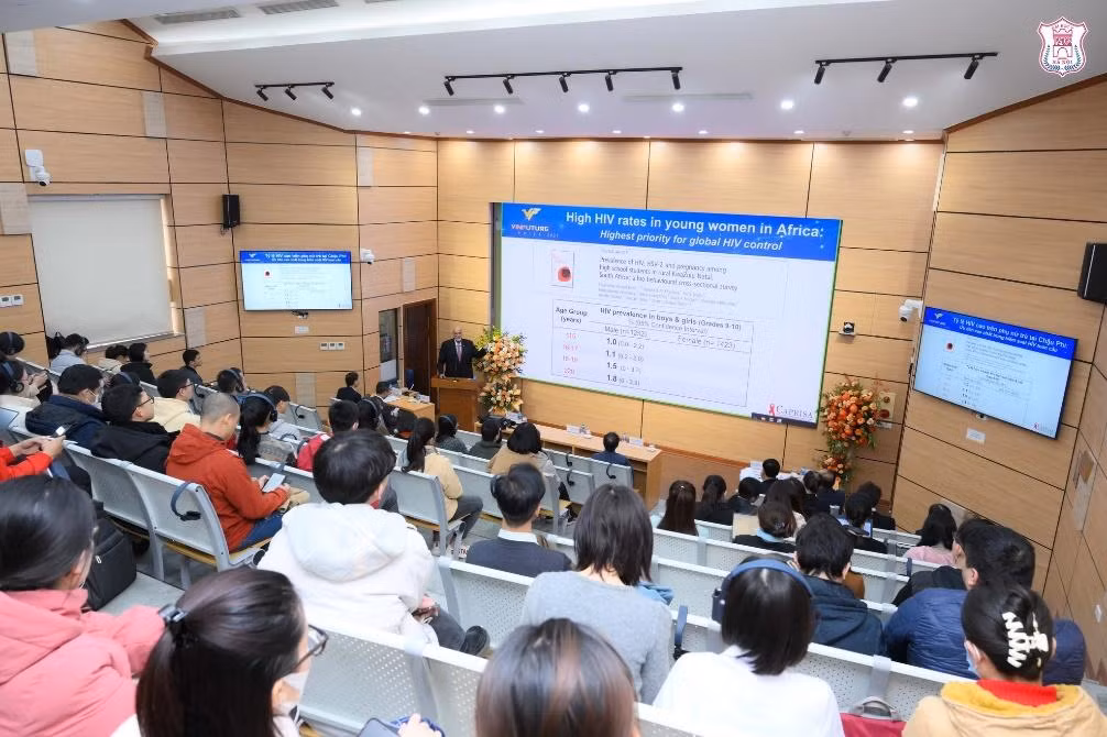 Giáo sư Salim Abdool Karim, Chủ nhân Giải đặc biệt VinFuture năm 2021, thuyết giảng tại Trường Đại học Y Hà Nội trong khuôn khổ Tuần lễ Khoa học Công nghệ VinFuture 2023. Quỹ VinFuture ngày càng thúc đẩy các hoạt động kết nối và trao đổi học thuật thực chất giữa cộng đồng khoa học thế giới và Việt Nam.