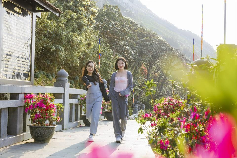 Con đường trải dài 60m, được thiết kế và xây dựng uốn theo những thế cây, đảm bảo giữ nguyên trạng khu vực có những gốc Đỗ quyên quý hiếm. Đây là nơi sở hữu nhiều cây Đỗ quyên cổ thụ đẹp bậc nhất Sa Pa và cũng là điểm ngắm hoa lý tưởng giúp du khách có thể chiêm ngưỡng và check in với những bông hoa Đỗ quyên ở cự ly gần nhất.