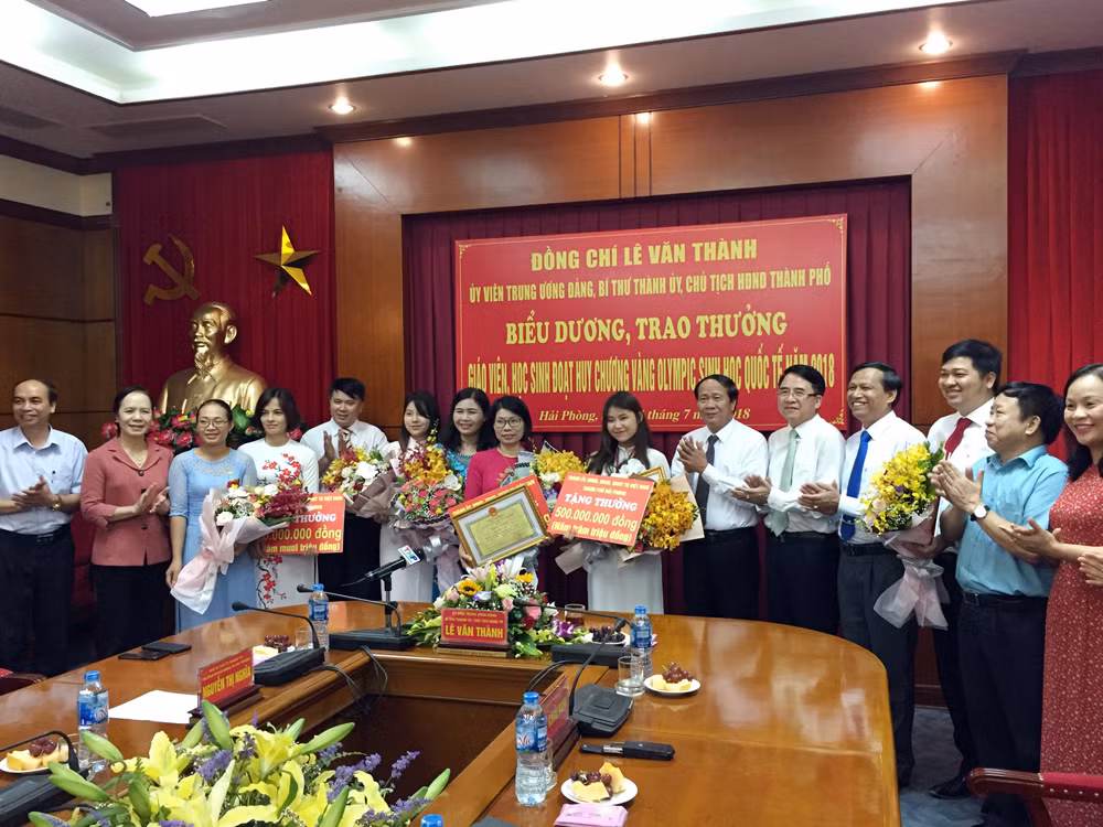 Lãnh đạo thành phố Hải Phòng trao thưởng học sinh đạt huy chương Vàng Olympic Sinh học quốc tế (Ảnh: Lã Tiến)