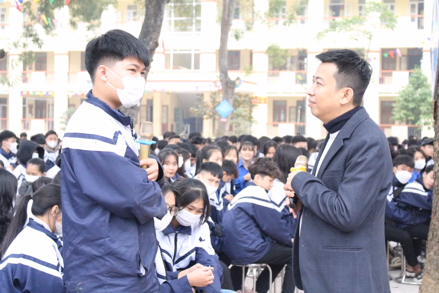 Em Bùi Quang Huy tỏ ra thích thú khi trao đổi về nghề nghiệp trong thời đại Cách mạng công nghiệp 4.0 với diễn giả. Ảnh: Trung Dũng Em Bùi Quang Huy tỏ ra thích thú khi trao đổi về nghề nghiệp trong thời đại Cách mạng công nghiệp 4.0 với diễn giả. Ảnh: Trung Dũng