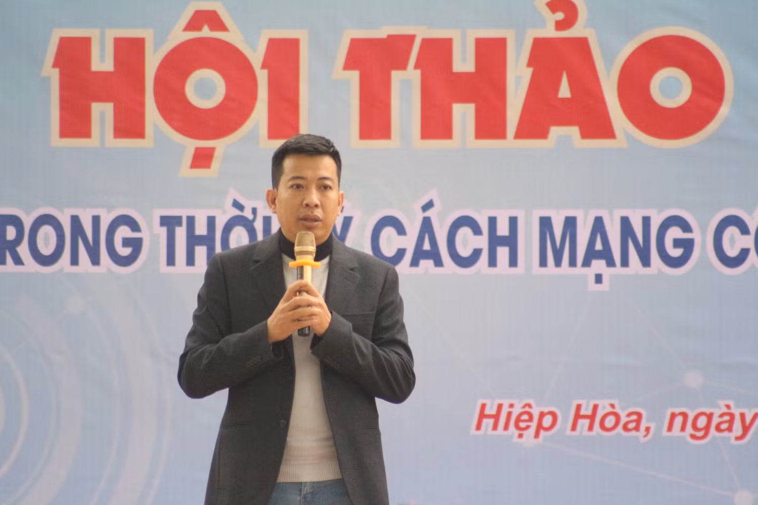 "Anh Chánh Văn" - nhà văn Hoàng Anh Tú trò chuyện trong buổi hội thảo. Ảnh: Trung Dũng "Anh Chánh Văn" - nhà văn Hoàng Anh Tú trò chuyện trong buổi hội thảo. Ảnh: Trung Dũng