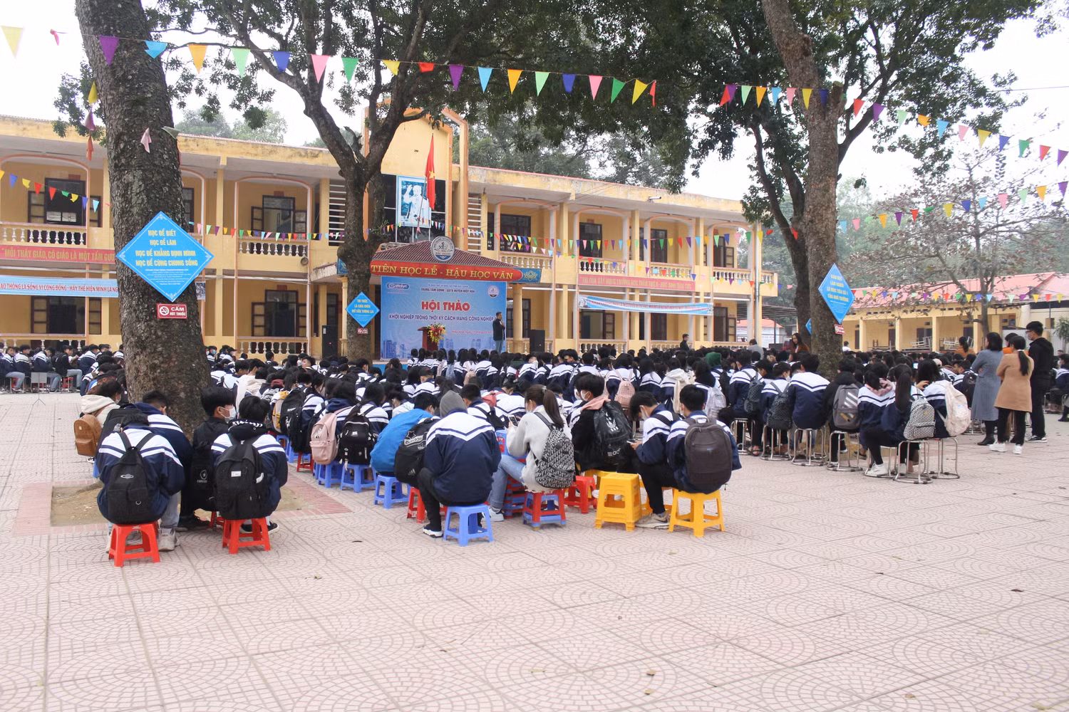 Trong thời tiết giá rét, các học sinh vẫn chăm chú lắng nghe những câu chuyện được nhà văn Hoàng Anh Tú chia sẻ. Ảnh: Trung Dũng Trong thời tiết giá rét, các học sinh vẫn chăm chú lắng nghe những câu chuyện được nhà văn Hoàng Anh Tú chia sẻ. Ảnh: Trung Dũng