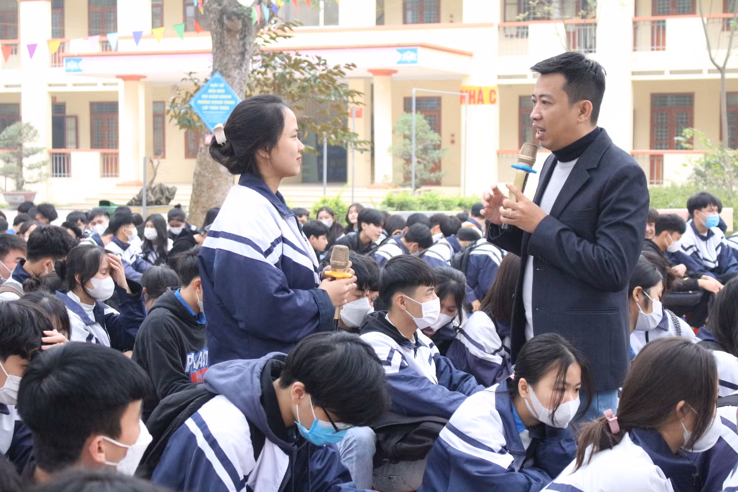 Em Minh Hoà, học sinh lớp 12 tại Trung tâm giáo dục nghề nghiệp - giáo dục thường xuyên huyện Hiệp Hoà đã cùng diễn giả. Ảnh: Trung Dũng Em Minh Hoà, học sinh lớp 12 tại Trung tâm giáo dục nghề nghiệp - giáo dục thường xuyên huyện Hiệp Hoà đã cùng diễn giả. Ảnh: Trung Dũng