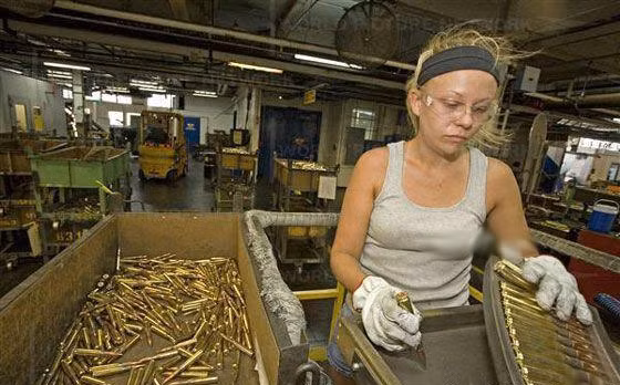 Bên trong nhà máy sản xuất đạn của Mỹ Bên trong nhà máy sản xuất đạn của Mỹ