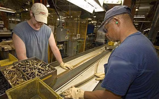 Bên trong nhà máy sản xuất đạn của Mỹ Bên trong nhà máy sản xuất đạn của Mỹ