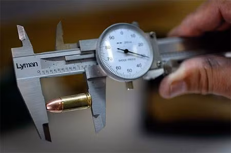 Một viên đạn cỡ 0,40 được kiểm tra kích cỡ. Một viên đạn cỡ 0,40 được kiểm tra kích cỡ.