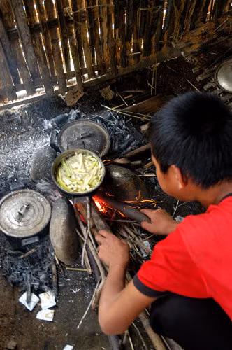 Một em học sinh ở Loóng Luông - Sơn La nói rất hồn nhiên: "Đi học mà bụng đói cồn cào, con chữ thầy cô cho nó cứ nhày múa rồi chạy ra khỏi đầu lúc nào không biết"