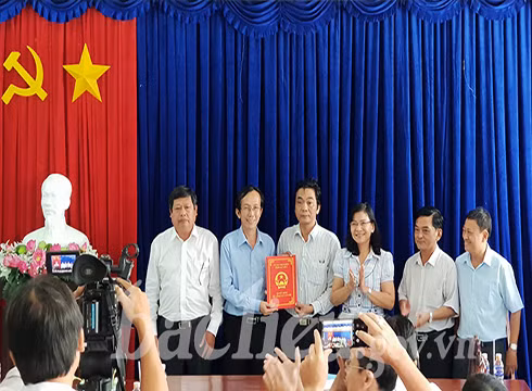 Trao quyết định hợp nhất 2 Sở Giáo dục và Đào tạo với Khoa học và Công nghệ (ảnh: Cổng TTĐT Bạc Liêu) Trao quyết định hợp nhất 2 Sở Giáo dục và Đào tạo với Khoa học và Công nghệ (ảnh: Cổng TTĐT Bạc Liêu)