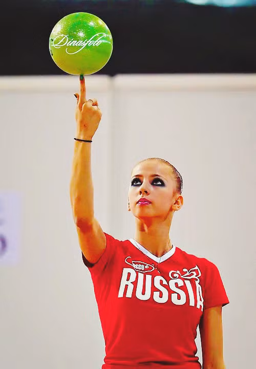 Tại Olympic London 2012 vừa qua, Daria Dmitrieva đã xuất sắc giành được HCB chỉ xếp sau người đồng hương Evegeniya Kanaeva. Tại Olympic London 2012 vừa qua, Daria Dmitrieva đã xuất sắc giành được HCB chỉ xếp sau người đồng hương Evegeniya Kanaeva.