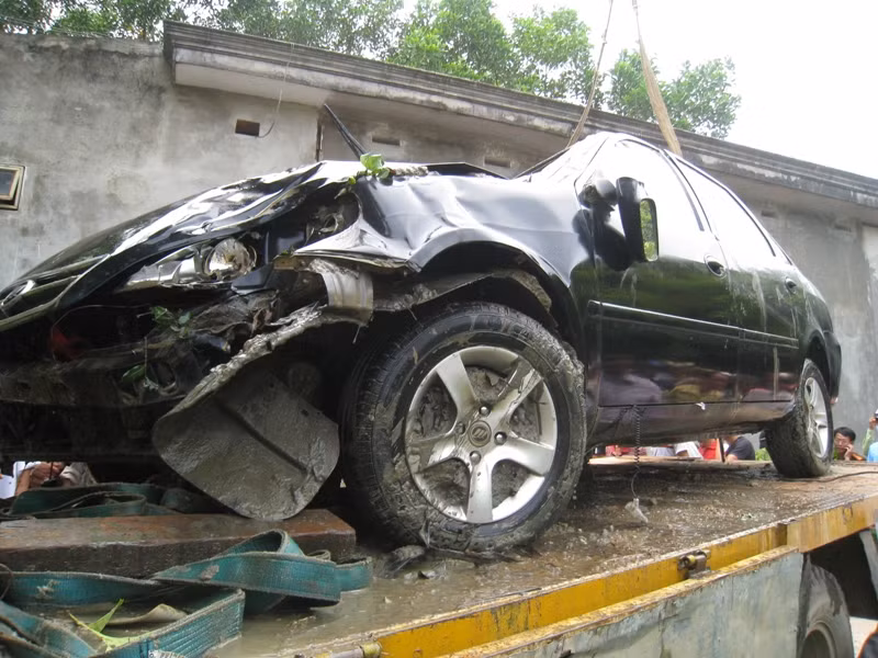Chiếc xe được trục vớt lên Chiếc xe được trục vớt lên