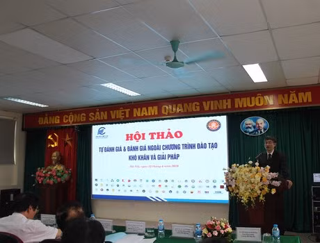 Tiến sĩ Trương Huy Hoàng – Hiệu trưởng Trường đại học Điện lực đã có chia sẻ tại buổi hội thảo Tự đánh giá và đánh giá ngoài chương trình đào tạo “Khó khăn và Giải pháp”.