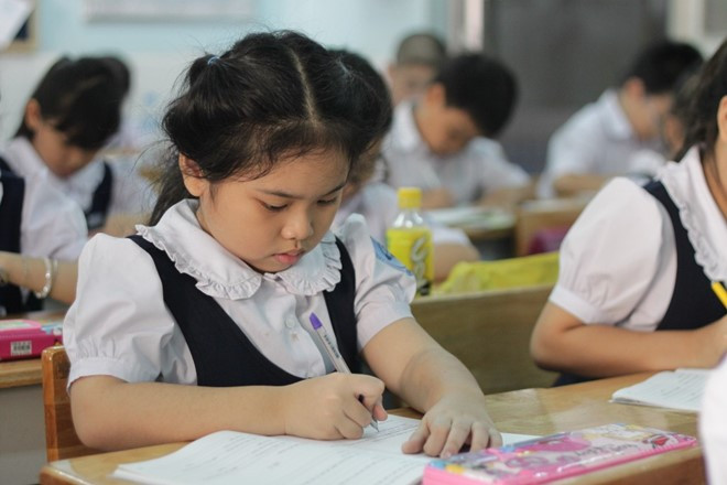 Học sinh Tiểu học luyện viết chữ đẹp. (Ảnh: zing.vn)