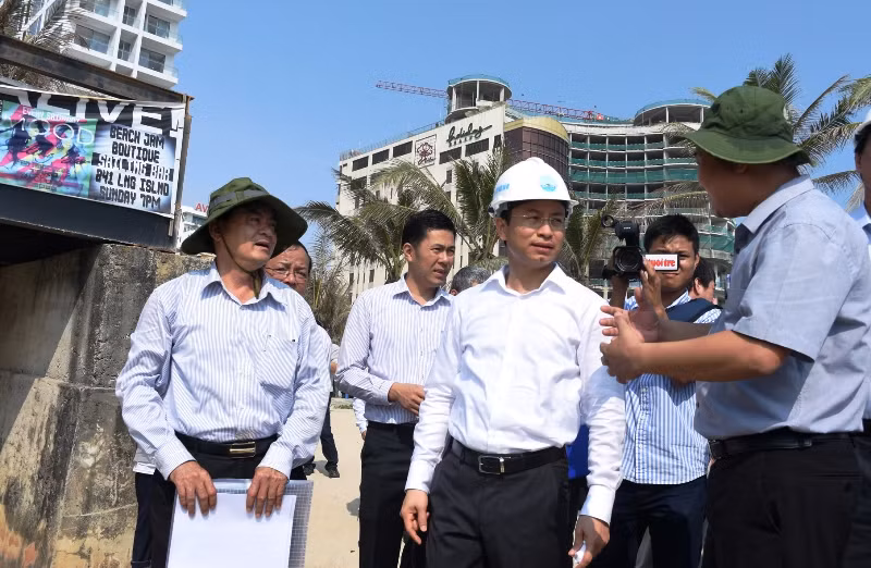 Bí thư Thành ủy Đà Nẵng Nguyễn Xuân Anh cùng đoàn kiểm tra hiện trường. Ảnh: TT