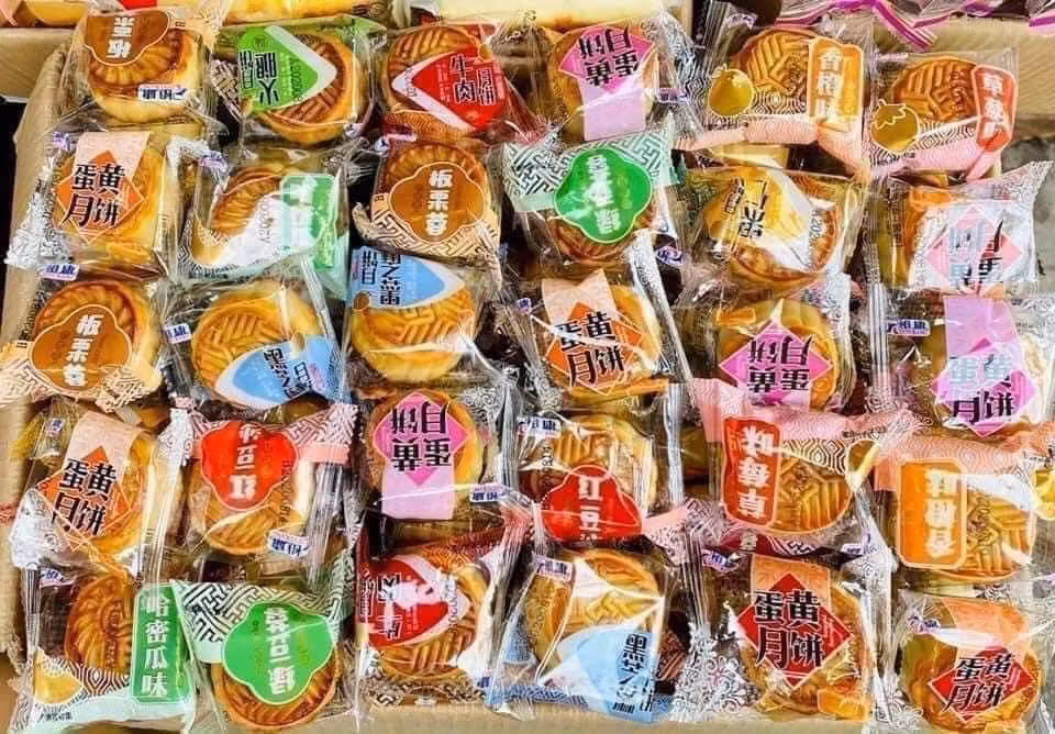 Bánh trung thu không rõ nguồn gốc được quảng cáo xách tay từ Hồng Kông. Ảnh: LC