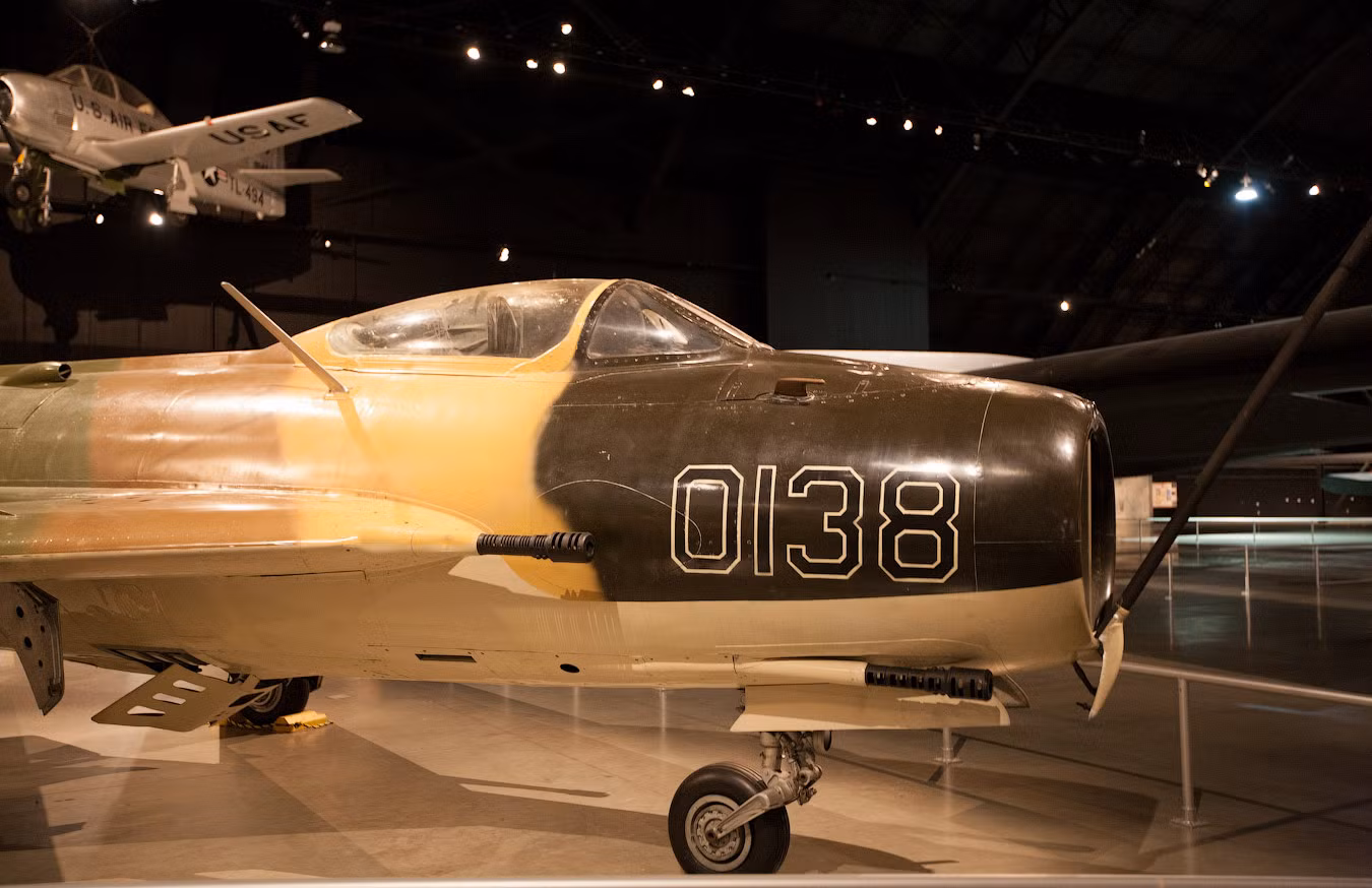 Trong năm 1958-1967, Không quân Ai Cập đã nhận được 160 tiêm kích MiG-19S. Sau khi cắt đứt quan hệ với Liên Xô vào năm 1976, Ai Cập thiết lập mối quan hệ hợp tác chặt chẽ với Trung Quốc, từ đó nhận được rất nhiều tiêm kích F-6 (biến thể xuất khẩu của máy bay J-6 – cũng chính là MiG-19P). Trong ảnh là Tiêm kích MiG-19S mang số hiệu 0138 của Không quân Ai Cập tại Bảo tàng Không quân Mỹ ở Dayton.