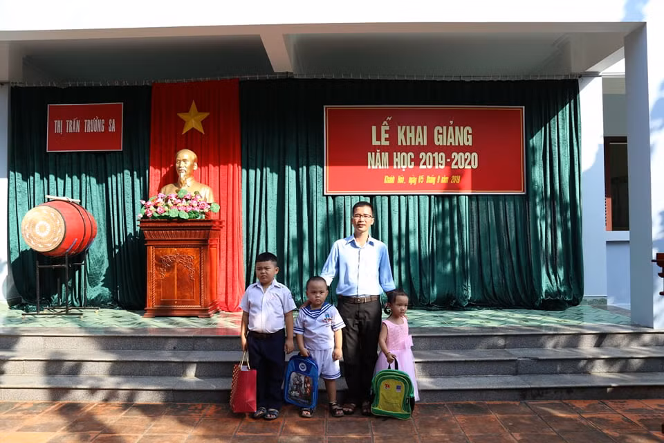 Thầy Bành Hữu Tình cùng các em học sinh trong ngày Lễ khai giảng. (Ảnh: H.T)