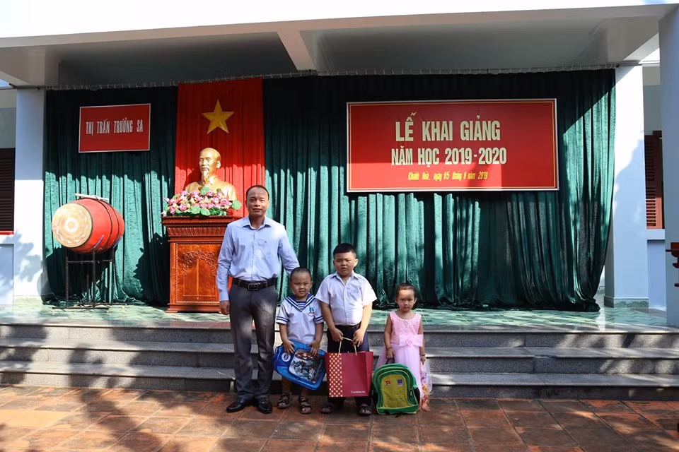 Ông Trịnh Xuân Huân - Chủ tịch Ủy ban nhân dân thị trấn Trường Sa trao quà cho các em. (Ảnh: H.T)