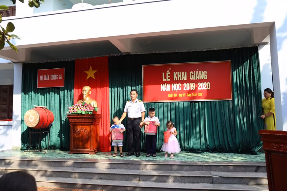 Chiến sĩ Hải quân trao quà cho các em học sinh. (Ảnh: H.T)