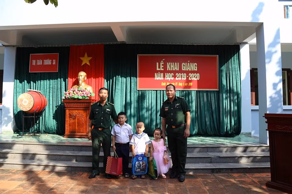 Các cán bộ Biên phòng trao quà nhân ngày Lễ khai giảng cho các học sinh. (Ảnh: H.T)