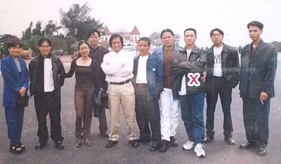 Năm Cam được các trinh sát cho ngồi xuống ghế xa-lông nệm da ở phòng khách trên lầu. Hai tay bị còng về phía trước, một trinh sát khác lấy cuộn băng keo đen dán bịt hai mắt, sau đó lấy khăn màu trắng quấn thêm một lớp bên ngoài rồi lại quấn băng keo đen. Lúc này Năm Cam xin phép được vào nhà vệ sinh “vì tối qua uống nhiều bia quá... (?)”. Năm Cam được các trinh sát cho ngồi xuống ghế xa-lông nệm da ở phòng khách trên lầu. Hai tay bị còng về phía trước, một trinh sát khác lấy cuộn băng keo đen dán bịt hai mắt, sau đó lấy khăn màu trắng quấn thêm một lớp bên ngoài rồi lại quấn băng keo đen. Lúc này Năm Cam xin phép được vào nhà vệ sinh “vì tối qua uống nhiều bia quá... (?)”.