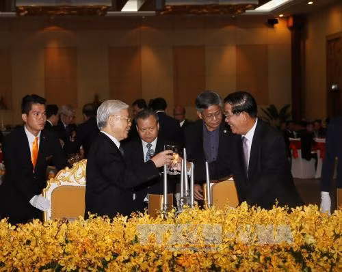 Tổng Bí thư Nguyễn Phú Trọng và Thủ tướng Chính phủ Hoàng gia Campuchia Samdech Hun Sen cùng nâng cốc tại Tiệc chiêu đãi. (Ảnh Trí Dũng/TTXVN)