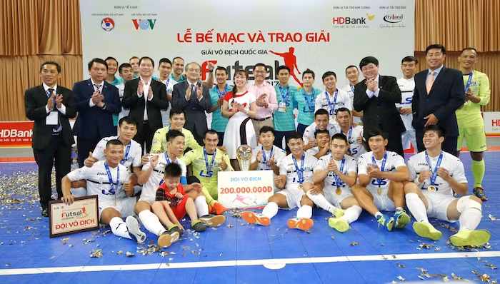Thái Sơn Nam nhận cúp, cờ, Huy chương vàng và 200 triệu đồng.