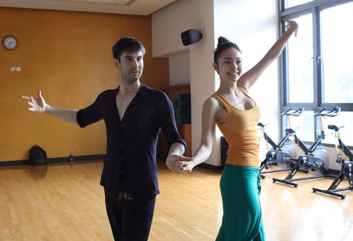 Minh Hằng chăm chỉ tập luyện cùng bạn nhảy. >> Bước nhảy Hoàn vũ: 5 mỹ nhân so vẻ gợi cảm >> Bước nhảy Hoàn vũ 2012 công bố hình ảnh 10 cặp thí sinh >> Nam Thành bế bổng nữ vũ công nước ngoài Minh Hằng chăm chỉ tập luyện cùng bạn nhảy. >> Bước nhảy Hoàn vũ: 5 mỹ nhân so vẻ gợi cảm >> Bước nhảy Hoàn vũ 2012 công bố hình ảnh 10 cặp thí sinh >> Nam Thành bế bổng nữ vũ công nước ngoài