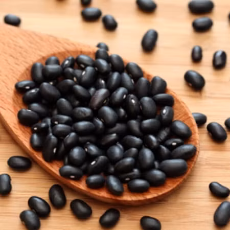 8. Đậu đen: có hàm lượng protein cao nhất trong các loại đậu, thậm chí nhiều hơn cả thịt lợn. Chất béo có trong đậu đen chủ yếu là chất béo không bão hoà đơn và chất béo không bão hoà đa. Trong đó có 50% là lượng chất béo cần thiết cho cơ thể. Ngoài ra, còn có các chất như soy isoflavones, biotin, lecithin, nên ăn đậu đen có tác dụng giảm cholesterol. Theo quan niệm Đông y, đậu đen tính bình, vị ngọt, có công dụng nhuận tràng bổ huyết. 8. Đậu đen: có hàm lượng protein cao nhất trong các loại đậu, thậm chí nhiều hơn cả thịt lợn. Chất béo có trong đậu đen chủ yếu là chất béo không bão hoà đơn và chất béo không bão hoà đa. Trong đó có 50% là lượng chất béo cần thiết cho cơ thể. Ngoài ra, còn có các chất như soy isoflavones, biotin, lecithin, nên ăn đậu đen có tác dụng giảm cholesterol. Theo quan niệm Đông y, đậu đen tính bình, vị ngọt, có công dụng nhuận tràng bổ huyết.